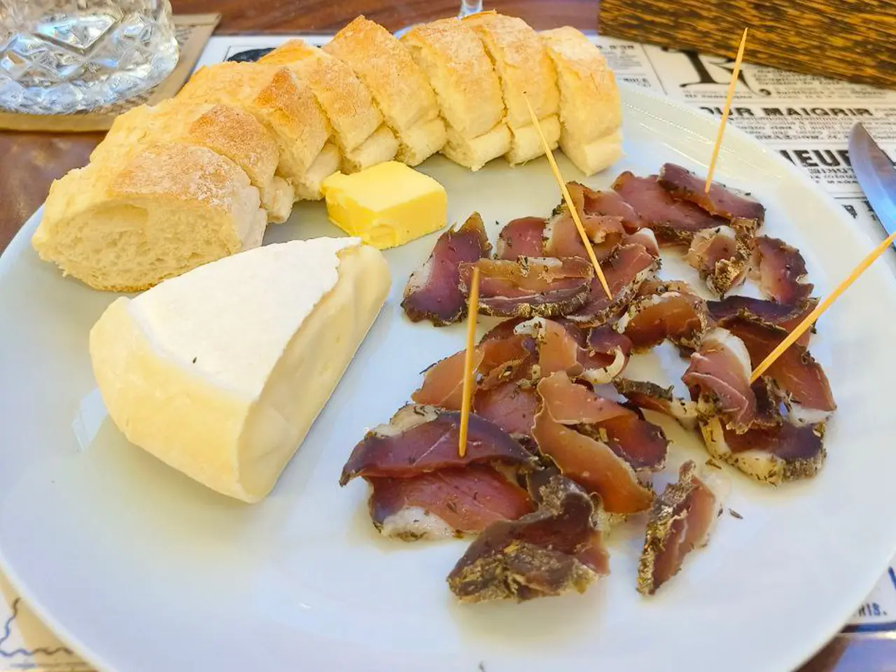 Assiette fromage charcuterie_Cheese and charcuterie platter by Graines de Piaf