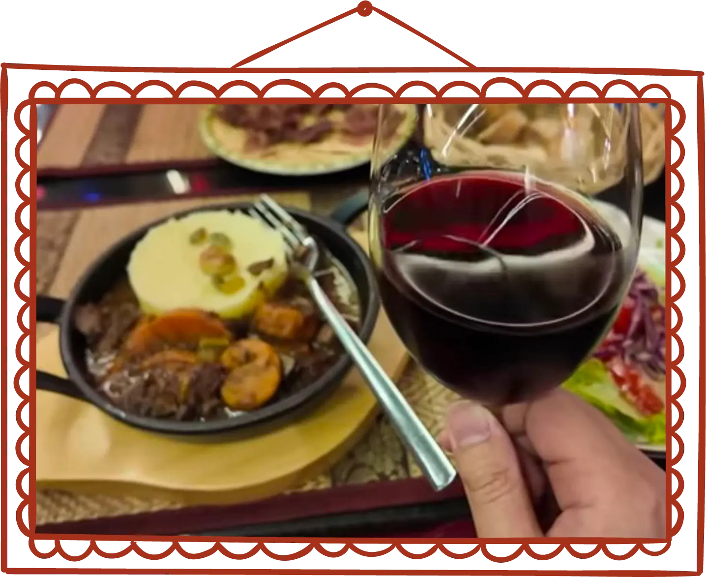 A good glass of red wine to accompany your meal at the Graines de Piaf